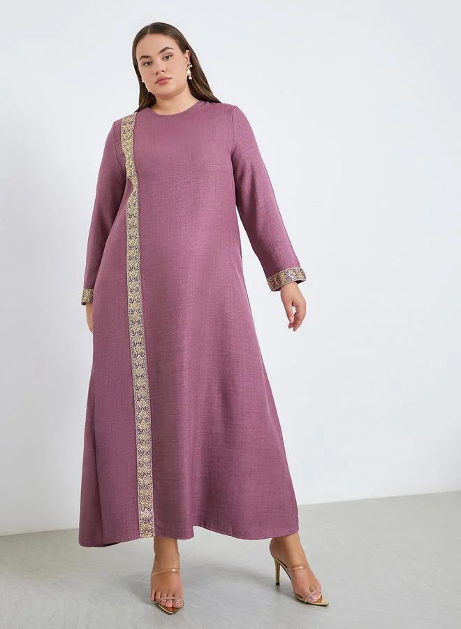 أميرة جلابية بمقاس كبير وأجزاء مطرزة